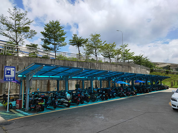 電動(dòng)車充電樁被霸占，沒地方放電怎么辦